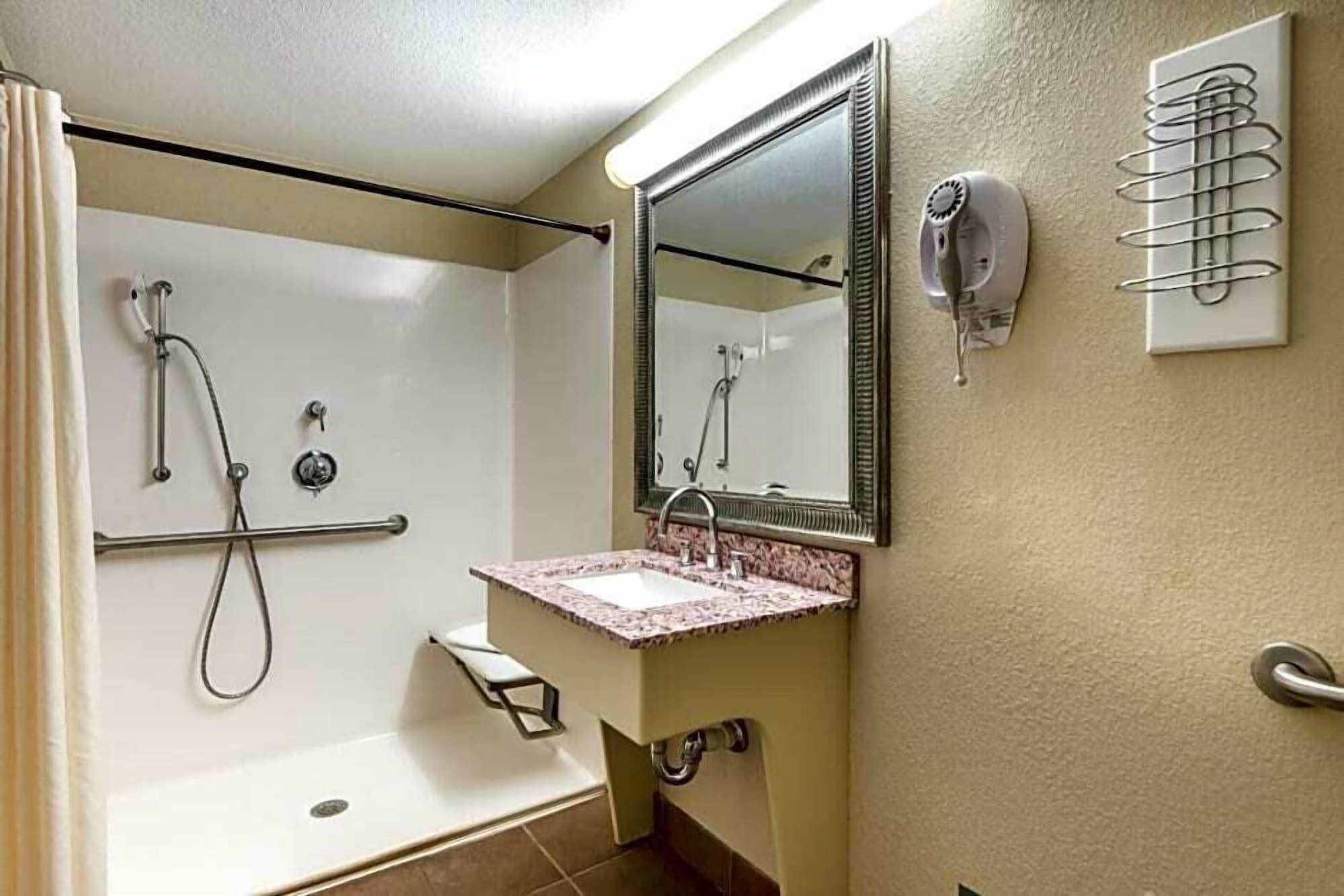 מלון Super 8 By Wyndham Watertown/Cambridge/Boston Area מראה חיצוני תמונה
