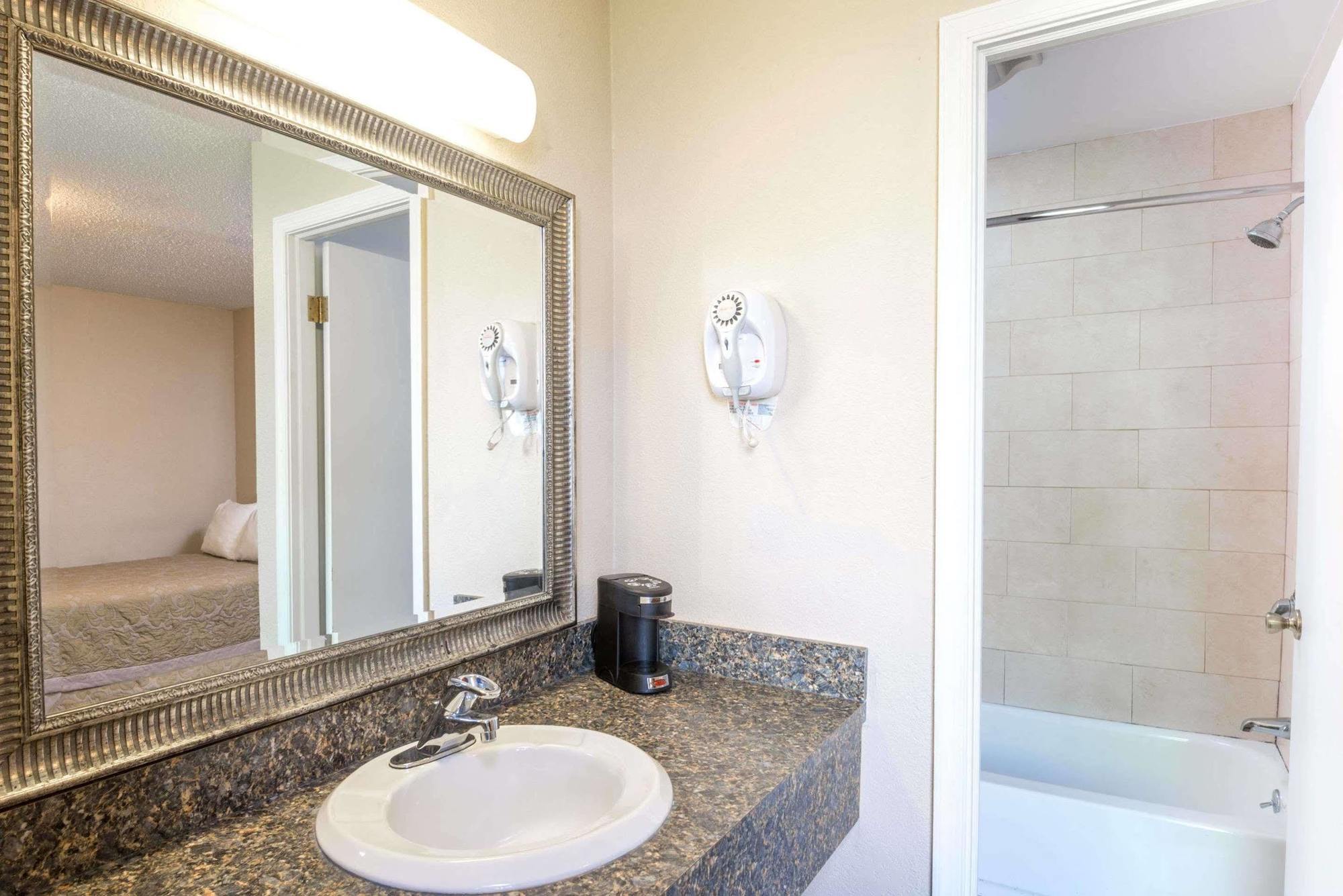 מלון Super 8 By Wyndham Watertown/Cambridge/Boston Area מראה חיצוני תמונה
