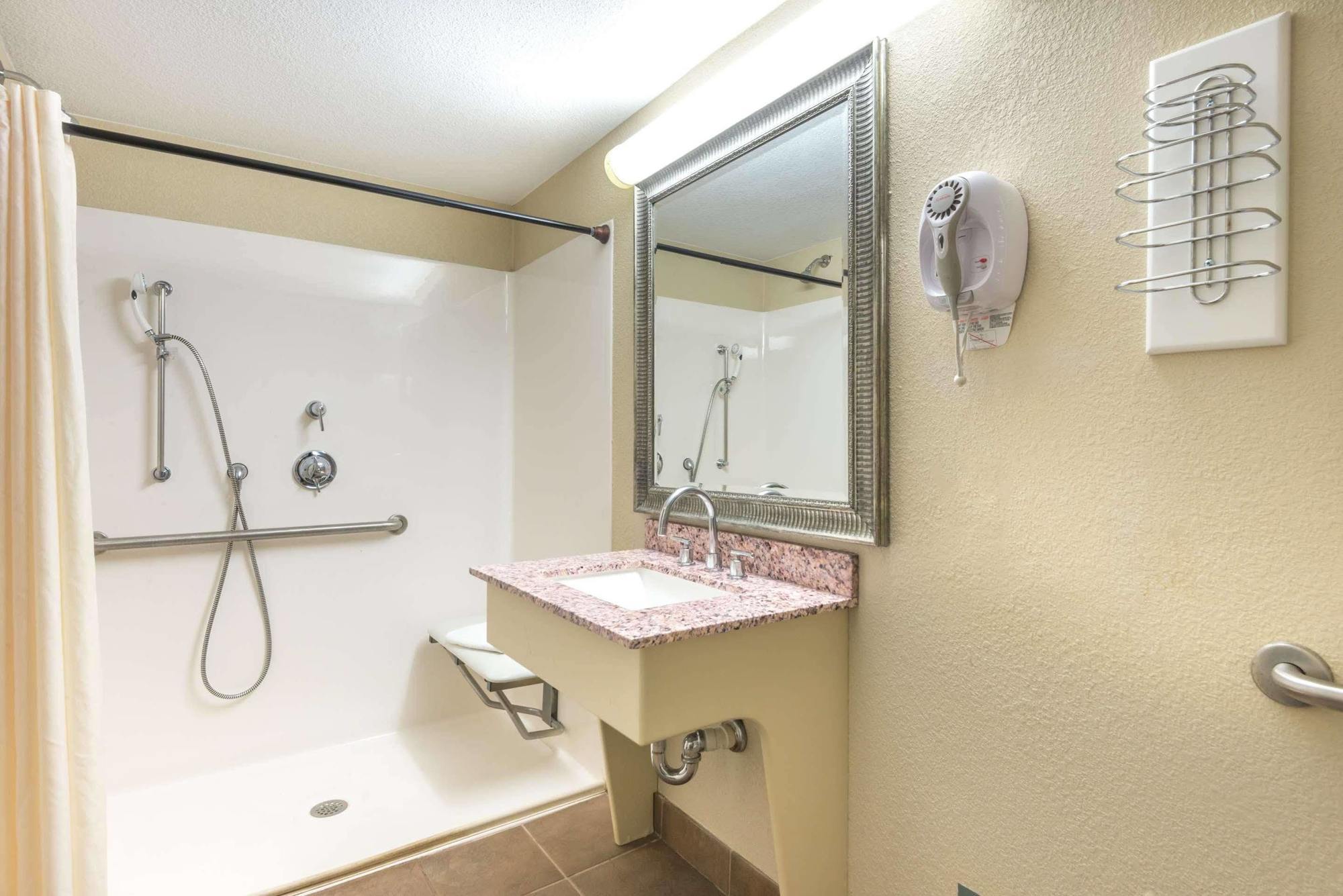 מלון Super 8 By Wyndham Watertown/Cambridge/Boston Area מראה חיצוני תמונה