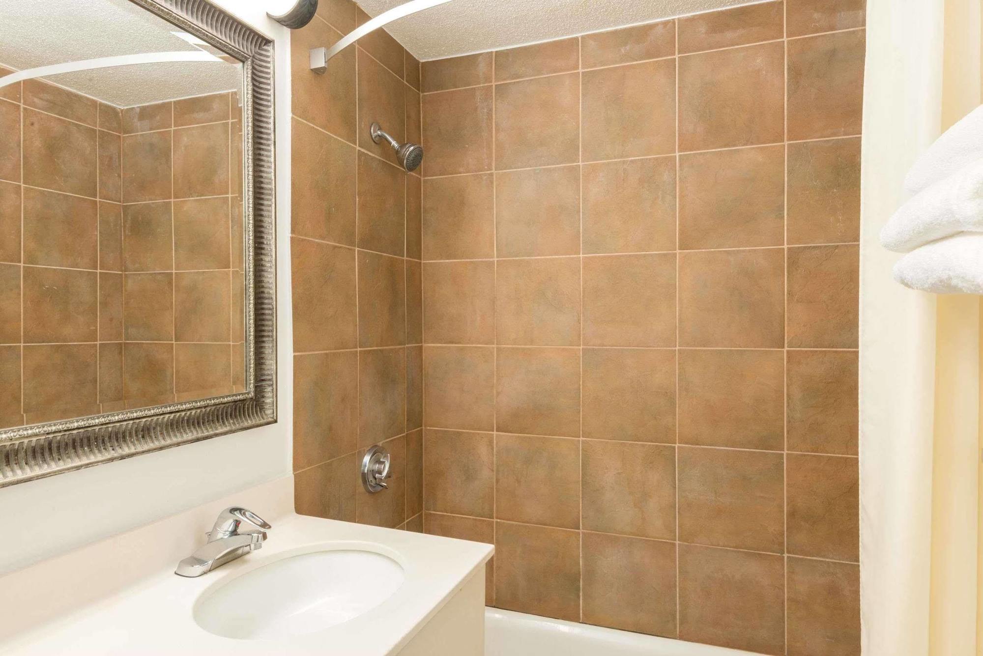 מלון Super 8 By Wyndham Watertown/Cambridge/Boston Area מראה חיצוני תמונה